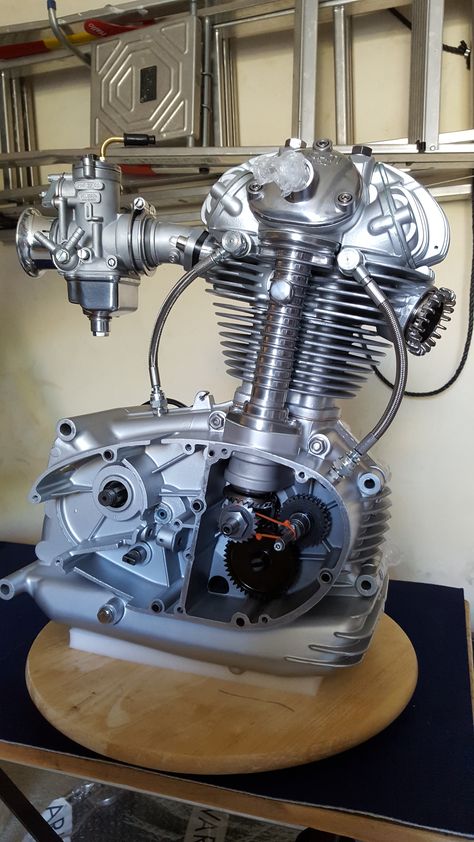 Ducati Desmo, Motorcycle Mechanic, Ducati Cafe Racer, Ducati Sport Classic, Bobber Bikes, Bike Engine, Rat Bike, Ducati Motorcycles, Old Motorcycles