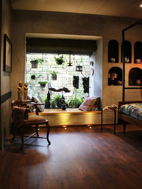 In this eclectic Mumbai apartment, 7-feet trees grow tall and proud! | Goodhomes.co.in Indian Apartment Interiors, Indian Apartment Decor, Luxe Apartment, Earthy Homes, Mumbai Apartment, Indian Apartment, Tropical Modernism, Living Room Indian, Pretty Apartments