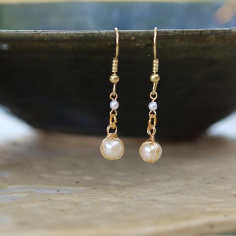 Pearl Wire Earrings, Small Bead Earrings, Pearl Handmade Jewelry, Wire And Bead Earrings, Simple Wire Earrings, Homemade Jewelry Earrings, Dangling Pearl Earrings, Easy Earrings, Wire Earrings Handmade