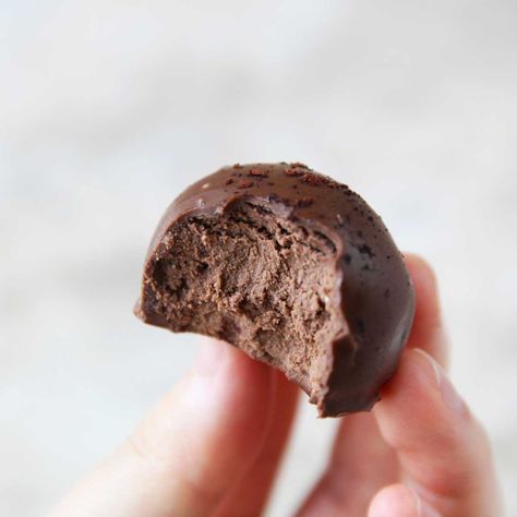 Here's a recipe for Healthier Nutella Protein Balls - made with protein powder, coconut flour and Nutella. They are super creamy and indulgent on the inside and has a silky mouthfeel that is simply just divine. You won't believe how easy it is to make these at home - only 4 ingredients total and maybe 10 minutes of your time. Yogurt Balls, Protein Balls Recipe, Greek Yogurt And Peanut Butter, Protein Balls Healthy, Healthy Nutella, Peanut Butter Protein Bars, Protein Balls Recipes, Energy Bites Recipes, No Bake Energy Bites