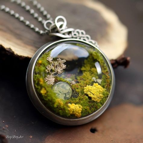 Epoxy Necklace, Resin Pendant Diy, Resin Jewlery, Pressed Flower Crafts, Making Resin Jewellery, Diy Resin Projects, Resin Jewelry Diy, Fairy Crafts, Diy Resin Art