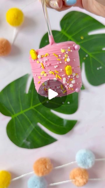 Precious Simons on Instagram: "Anyone else’s head still spinning with how quickly we got to April? Spring better be lucky I like her! 😅 

Jumbo marshmallow pop dipped in @stoverandcompany eleven o one white deluxe chocolate 
Sprinkles from @halo.sprinkles @sweet.stamp 

#jumbomarshmallowpops #dippedmarshmallows #chocolatecoveredmarshmallows #bakedbyprecious #treats #springtreats #summertreats" Marshmallow Dip, Chocolate Covered Marshmallows, Spring Treats, Marshmallow Pops, Chocolate Sprinkles, Summer Treats, Sprinkles