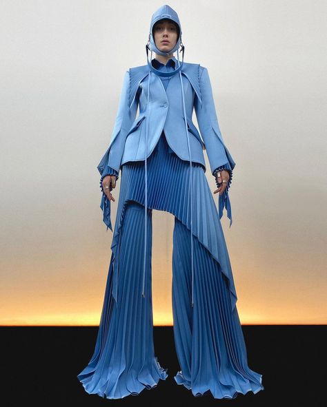 ROBERT WUN• on Instagram: “The Zhong Lin Blue 🥣 AW21 “Armour” Look 20 Model @lydiahartshorn MUA @porschepoon Team @paula.galama @christian.silvani @pinkalienxox…” Robert Wun, Conceptual Fashion, Tech Fashion, Young Fashion, Classy Dress Outfits, Futuristic Fashion, Fashion Inspiration Design, Doja Cat, Fashion Sketches