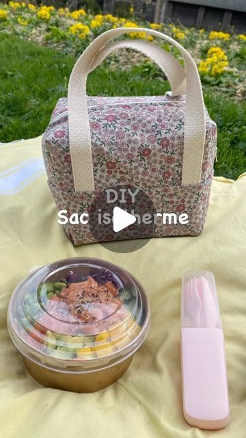 Frup’s on Instagram: "Mon premier DIY !!!  Le sac isotherme est inspiré de @lemondedemeloucouture si vous voulez le tuto en entier il est sûr sa chaîne YouTube   #coudre #cousette #cousumain #couture #coutureaddict #diy #diycouture #faitmain #passioncouture #tissu #jecoudsmagarderobe #jeportecequejecouds #jpeuxpasjaicouture #apprendreacoudre #blogcouture #couturedebutant #faitparmesdixdoigts #instacouture #japprendsacoudre #coursdecouture #surjeteuse #liberty #libertyaddict #tissuaddict #sacisotherme #tissufleuri" Couture Techniques, Sac Lunch, Couture Sewing, Lunch Bag, Lunch Box, Couture, Sewing, On Instagram