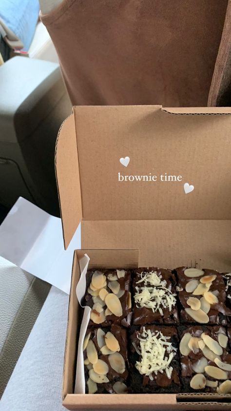 Brownies Business Ideas, Brownie Boxes Packaging, Brownies Business, Brownie Aesthetics, Aesthetic Brownies, Brownie Aesthetic, Brownies Aesthetic, Brownie Business, Brownie Shop