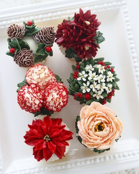 Winter Cupcakes, Christmas Cupcakes Recipes, Cupcake Piping, Frosting Flowers, Poinsettia Plant, Piping Flowers, Fabulous Cakes, Cake Classes, Holiday Cupcakes