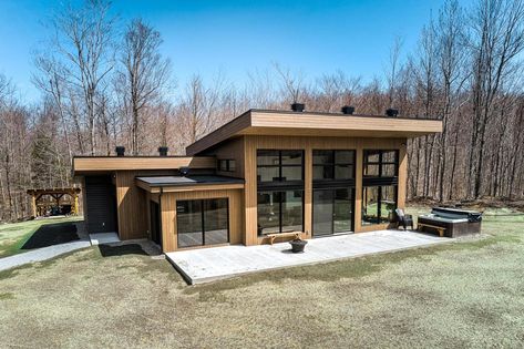 Small Chalet Design, Modern Chalet Architecture, Chalet Architecture, Small Cabin House, Prefab Cottages, Tiny House Living Room, Modern Chalet, Modern Lake House, Chalet Design