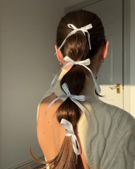 Balletcore ponytail hairstyle perfect for Halloween, fall hairstyles, easy hair for school Messy Pixie Haircut, Spring Haircuts, Κούρεμα Bob, Kadeřnické Trendy, Birthday Hairstyles, Easy Bun Hairstyles, Vlasové Trendy, Bow Hairstyle, Ribbon Hairstyle