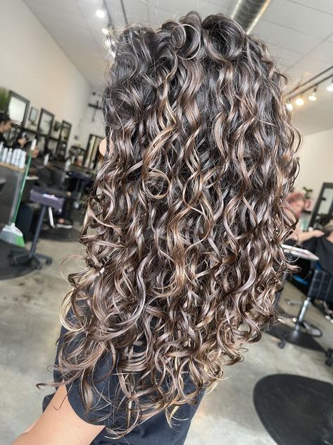 Caramel Balayage Curly Hair, Curly Balayage Hair, Pale Skin Hair Color, Curly Highlights, Curly Cut, Highlights Curly, Dark Curly Hair, Highlights Curly Hair, Hair Dyed