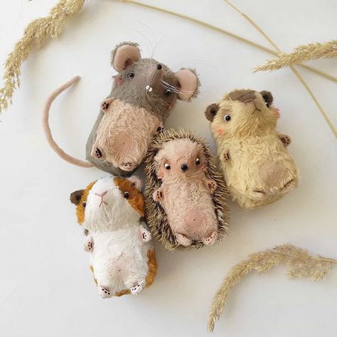 Toy Sculpture, Handmade Stuffed Animals, Handmade Plushies, Cute Miniature, A Teddy Bear, Fabric Toys, Miniature Animals, Handmade Teddy, Handmade Teddy Bears