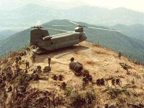 Khe Sanh Chinook chopper resupply hill 861 and 881 South Vietnam History, Military Helicopter, Us Soldiers, Army Vehicles, Vietnam Veterans, Military History, Us Army, Helicopter, Philippines