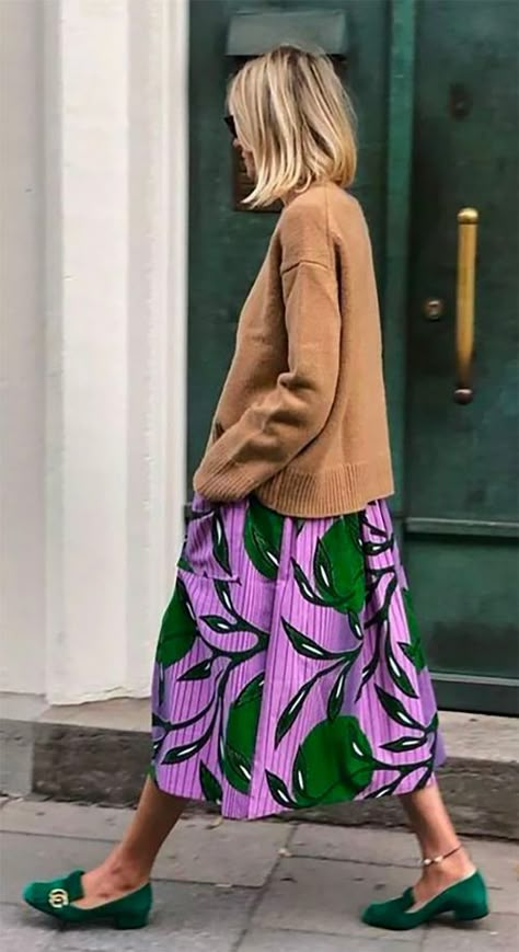 White Headscarf, Tina Pahl, Loafers Outfit, Skirt Collection, Afrikaanse Mode, Vintage Inspired Fashion, Printed Skirt, Floral Maxi Skirt, Looks Street Style