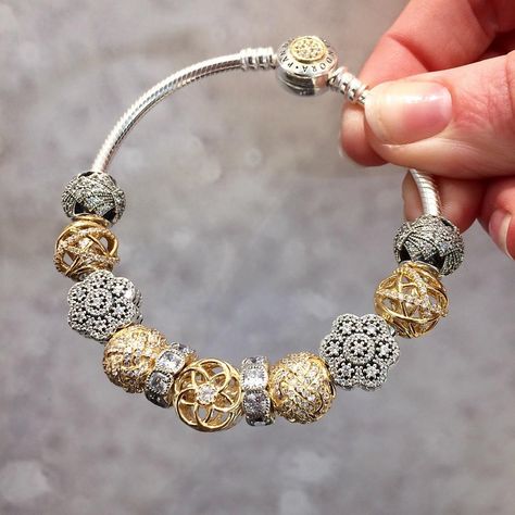 Pandora Bracelet Designs, Diy Jewelry To Sell, Jewerly Bracelets, Pandora Gold, Simple Silver Jewelry, Charms Pandora, Bracelet Christmas, Bracelets Gold Diamond, Pandora Bracelet Charms