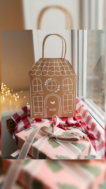 Gingerbread Bag Brown Paper, Christmas Paper Bag Design, Brown Paper Gift Bag Ideas, Brown Paper Bag Christmas Crafts, Paper Bag Gingerbread House Craft, Paperbag Gingerbread House, Christmas Bags For Kids, Gingerbread House Paper Bag, Paper Bag Gingerbread House