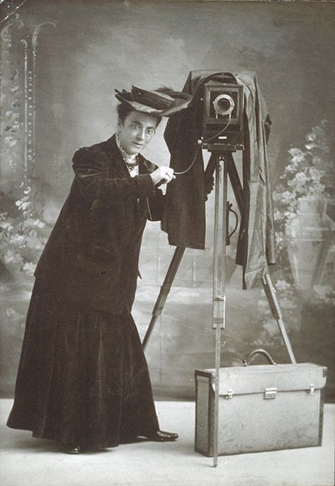 America’s First Female Photojournalist, Jessie Tarbox Beals, With Her Cameras Girls With Cameras, Photo Noir, Camera Photos, History Of Photography, Documentary Photographers, Famous Photographers, Street Photographers, Female Photographers, Vintage Cameras