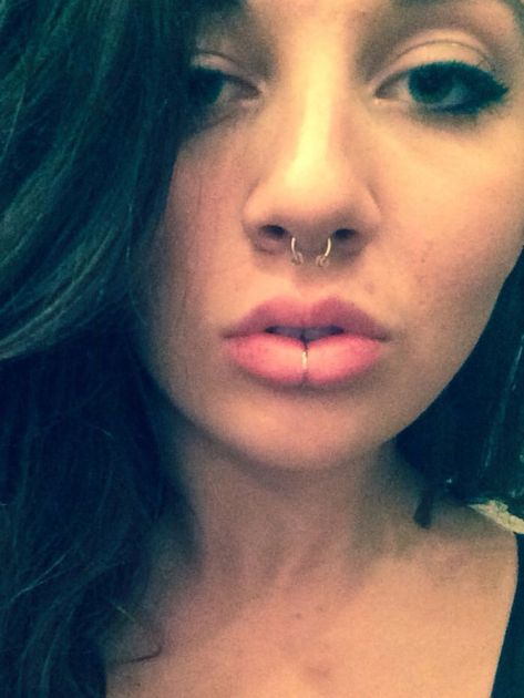 Septum And Labret, Lip Hoop Piercing, Labret Hoop, Unique Piercing Ideas, Middle Lip Piercing, Ny Tattoo, Piercing Jewelry Ideas, Unique Piercing, Labret Ring