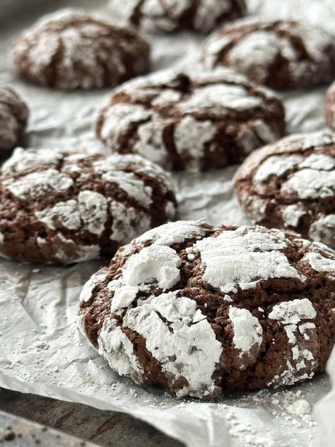 Sourdough Crinkle Cookies Chocolate Crackle Cookies, Healthy Vegan Dessert, Chocolate Crinkle Cookies Recipe, Easy Vegan Cookies, Crackle Cookies, Chocolate Crackles, Crinkle Cookies Recipe, Cheesecake Vegan, Chocolate Crinkle