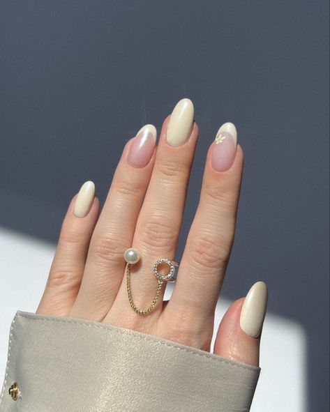 #nails #nailart #chromenails #beigenails #minimalnails #classynails #bridalnails #nudenails #almondnails #springnails #frenchnails #flowernails #floralnails #jewelry #pastelnails spring #flowers #gazeddonutnails Simply Elegant Nails, Spring Classy Nails, Baptism Nails, Vanilla Chrome Nails, Springtime Nails, Chrome Nails Opi, Lucky Nails, Nails Shorts, Chrome Manicure