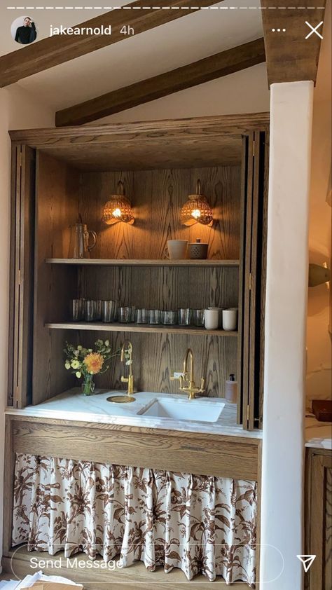 Built In Bar, Cottage Interiors, Wet Bar, Mini Bar, Beautiful Kitchens, House Inspo, Built Ins, Bars For Home, Kitchen Inspirations