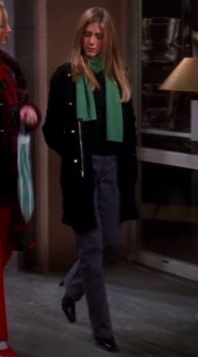 Rachel Green Turtleneck Outfit, 90s Coat Outfit, Rachel Green Coat Outfit, Friends Winter Outfits 90s, Friends Thanksgiving Outfits, Rachel Green Turtleneck, Rachel Green Maternity Outfits, Rachel Green Suit Outfit, Rachel Green Ralph Lauren Outfit