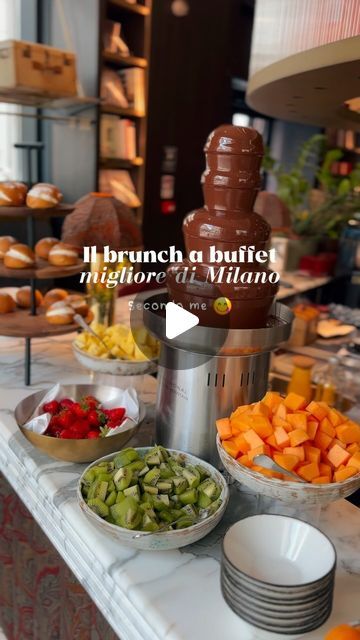 Matilde  | 📍Lombardia on Instagram: "È forse questo il brunch migliore di Milano a parità di luogo, offerta e costo? Al prezzo di 35 euro comprensivo di una bevanda calda e dell’accesso sia di tutto il buffet quante volte volete che di una portata à la carte a scelta (possibilità di scelta anche del menù a 39 euro con altri piatti in menù)  Si trova in Corso Italia 10 nel suggestivo Palazzo Touring il nuovo Bertarelli Brunch è prenotabile per tutte le Domeniche ( 12.30-15.00) tramite il loro sito.  Si parte da un amplio buffet composto da prelibatezze salate e dolci, come il buffet di torte, waffles, frutta, bagel, paninetti farciti, delle proposte calde per tutti i gusti, torte salate, croissant,donuts,selezione di te in un bellissimo corner , succhi e spremute, prosecco, selezione di be On Instagram