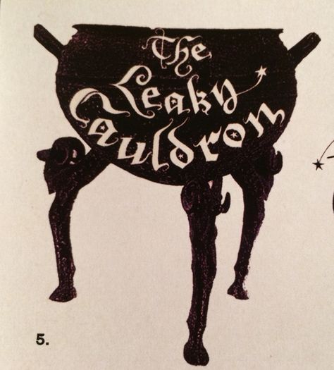 The Leaky Cauldron logo from Harry Potter films Leaky Cauldron Sign, Harry Potter Trunk, The Leaky Cauldron, Harry Potter Sign, Harry Potter Scrapbook, Hogwarts Party, Harry Potter Props, Harry Potter Halloween Party, Harry Potter Birthday Cake