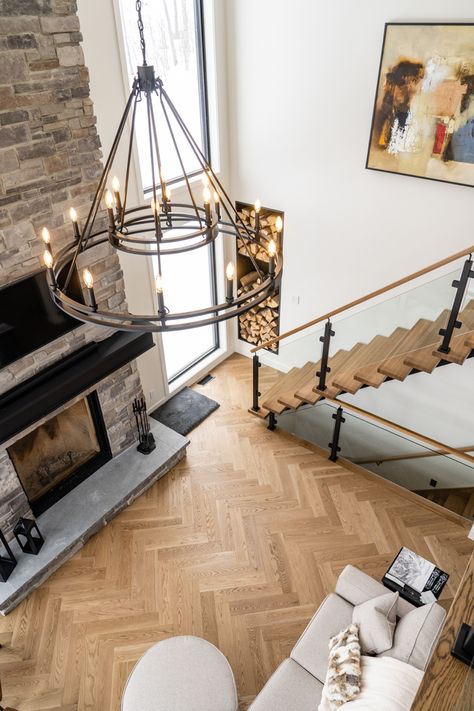 Magnifique plancher d’ingénierie de chêne blanc en pose chevron Beauty Room Design, Beauty Room, Room Design, Stairs, Ceiling, Ceiling Lights, Lighting, Beauty, Design