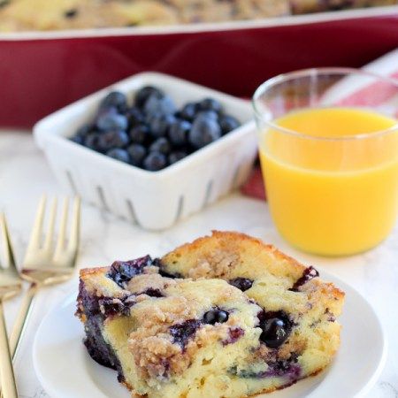 Blueberry Buttermilk Pancake Casserole - Thick and fluffy baked buttermilk pancake casserole filled with fresh blueberries and topped with a brown sugar crumble. The easiest and tastiest "pancake" you'll ever eat! Breakfast Casserole Ham, Breakfast Egg Casserole Recipes, Pancake Casserole, Blueberry Buttermilk Pancakes, Easy Breakfast Casserole Recipes, Focaccia Dolce, Lemon And Coconut Cake, Buttermilk Pancake, Blueberry Pancake