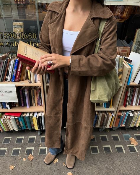 Suede Long Jacket Outfit, Tan Suede Jacket Outfit, Brown Suede Jacket Outfit, Long Jacket Outfit, Suede Jacket Outfit, Nerd Costume, Cold Outfit, Tan Suede Jacket, Suede Outfit