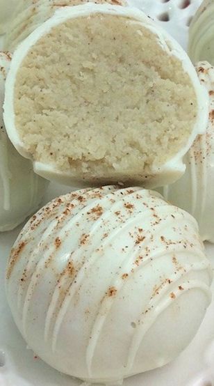 Cinnamon Truffle Recipe, Cinnamon Roll Truffles, Cinnamon Cake Balls, Cinnamon Roll Cake Balls, Apple Pie Truffle Recipe, Fall Truffles Recipe, Cinnamon Roll Cake Pops, Coconut Truffles Condensed Milk, Cinnamon Roll Balls