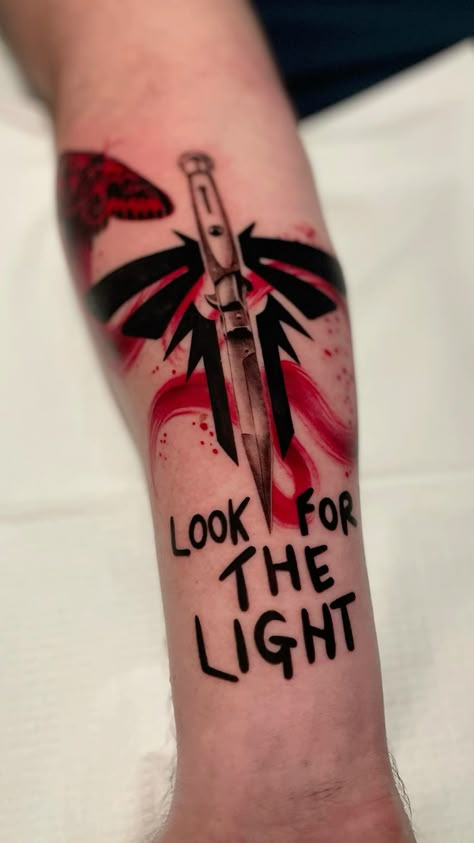 The Last Of Us Part 2 Tattoo Ideas, Ellie Last Of Us Tattoo, Firefly Tattoo The Last Of Us, Tatuagem Ellie The Last Of Us, Ellie’s Tattoo The Last Of Us, The Last Of Us Inspired Tattoo, Tatouage The Last Of Us, Twdg Tattoo, Look For The Light The Last Of Us