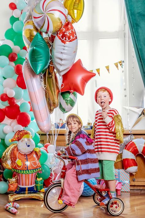 Christmas Balloons: Unique, joyful decorations that bring a touch of magic. Elevate your festivities with balloons in traditional holiday colors and festive motifs. #PartyDeco #SantasVillage #ChristmasBalloons #FestiveDecor #HolidayMagic #JoyfulCelebrations #TraditionalColors #MagicalMoments #SeasonalJoy #FestiveAmbiance #HolidayHappiness #ChristmasMagic #TraditionalChristmasDecor #ChristmasMagic Stove Decor, Elf Face, Cosy Christmas, Christmas Balloons, Cute Candy, Holiday Centerpieces, Helium Balloons, Buzz Lightyear, Holiday Party Decorations