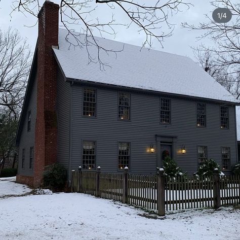 New England Colonial House, Salt Box House, New England Colonial, Colonial House Exteriors, New England Farmhouse, Black Houses, Saltbox Houses, Colonial Exterior, Colonial Style Homes