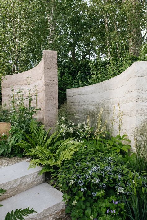 Chelsea Flower Show 2022: The trends to watch from this year's gardens event | House & Garden Planting Next To House, Step Down Garden, Chelsea Flower Show 2023, Modern Flower Garden, Step Garden, Event House, Naturalistic Garden, Courtyard Gardens, Walled Garden