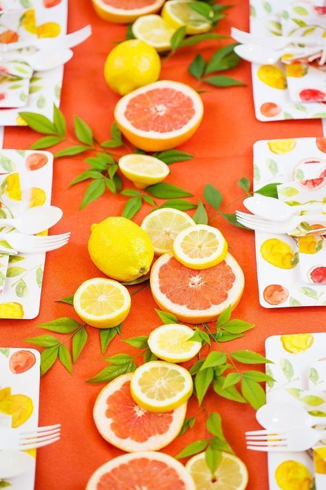 DIY Party Tablescape: Citrus Party! Citrus Tea Party, Lunch Decor, Citrus Party, Kreativne Ideje, Marigold Wedding, Summer Table Decorations, Citrus Wedding, Girls Brunch, Orange Party