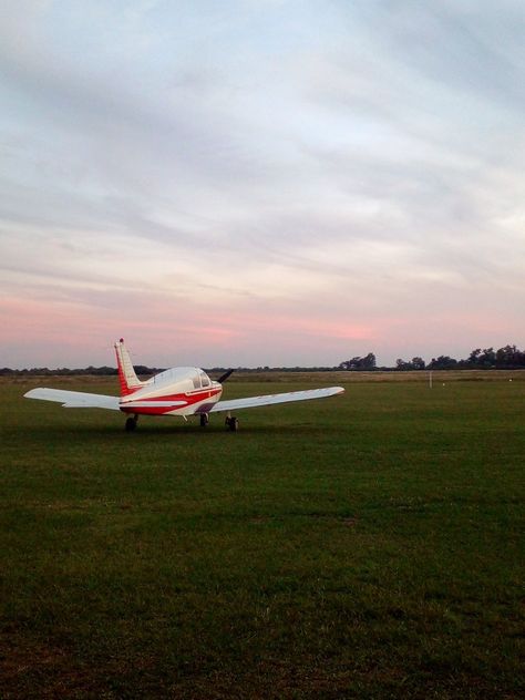 Produced by Chincul SA, with license of Piper, In San Juan, Argentina. The Argentina Air Force doned a total of 100 PA-28, 1 to each of the #100 Better Airclubs of Argentina in the 70s . The LV-LDM was one of the PA-28s doned to the Villa Ángela AirClub, in 1974. Piper Cherokee, Piper Aircraft, Plane Photos, Airplane Flying, Army Women, Civil Aviation, Guilty Pleasure, The 70s, Air Force