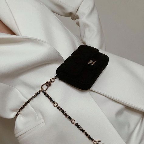 Tera Sassin (@terasassin) • Instagram photos and videos Boho Clothing Brands, Chanel Belt Bag, Belt Bag Outfit, Daily Fashion Inspiration, Bag Outfit, Bohemian Bags, Chanel Tote, Chanel Belt, Paris Outfits