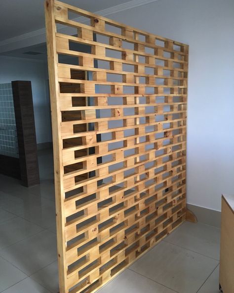 Pallet Partition Wall, Diy Pallet Decor, Ideas Con Palets, Pallet Wall Ideas, Wooden Pallet Ideas, Wood Pallet Ideas, Pallet Furniture Ideas, Palette Furniture, Garden Nails