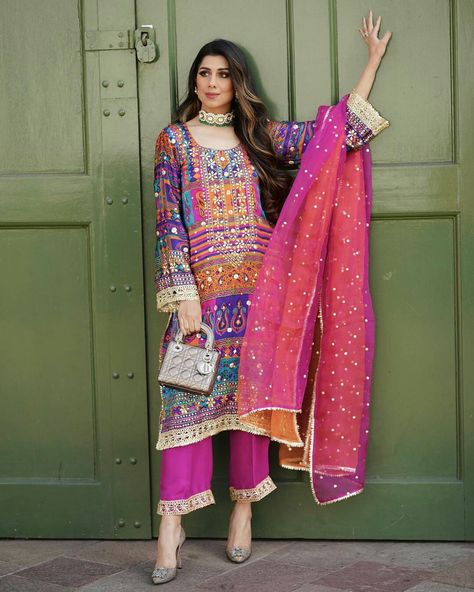 Pakistani Dupatta, Bandhani Lehenga, Punjabi Suit Neck Designs, Dress Designs For Stitching, Anarkali Designs, Pakistani Women Dresses, Heavy Dresses, Latest Bridal Dresses, Designer Kurti Patterns