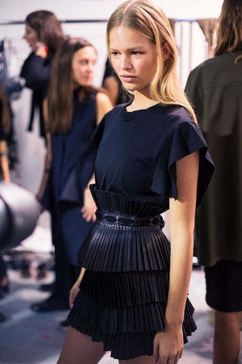 Pleated leather belt backstage at Isabel Marant SS15 PFW. More images here: http://www.dazeddigital.com/fashion/article/21965/1/isabel-marant-ss15 Mode Tips, Bohol, Fashion Articles, Elegante Casual, Looks Street Style, Looks Black, Cara Delevingne, Mode Inspo, Inspired Outfits