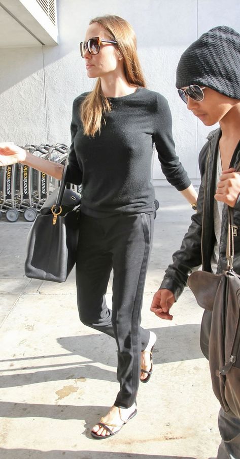 Angelina Jolie Street Style 2000s, Angelina Jolie Outfits, Angelina Jolie Fashion, Angelina Jolie Street Style, Amalie Moosgaard, Angelina Jolie Style, Random Outfits, Lawyer Fashion, Beauty Inspo