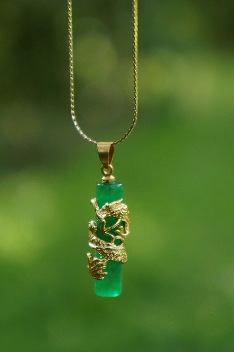 Dije dragon en jade cilindrico Ethereal Jewelry, Pretty Jewelry Necklaces, Earthy Jewelry, Jade Dragon, Medieval Jewelry, Dragon Jewelry, Casual Jewelry, Indian Wedding Jewelry, Fancy Jewellery