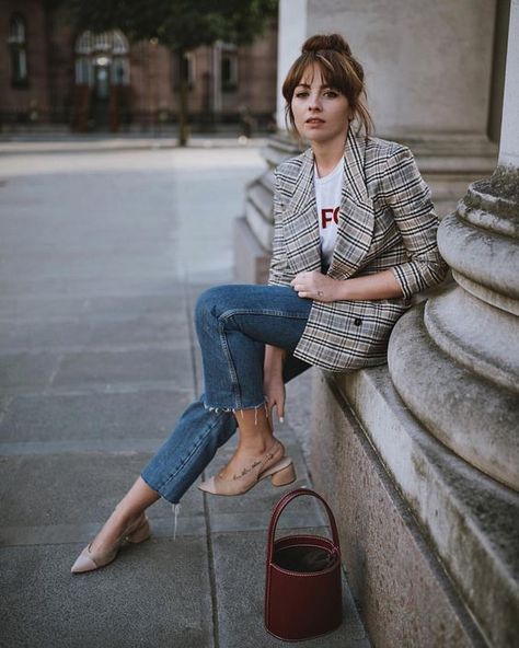 10 motivos para investir num slingback. Blazer xadrez, t-shirt estampada, calça jeans cropped desfiada, sandália nude, bucket bag Professional Work Outfit, Style Casual Chic, Mode Casual, Looks Street Style, Street Style Paris, Mode Inspo, 가을 패션, Looks Style, Mode Inspiration