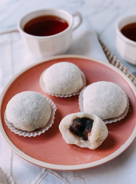 Red Bean Mochi Recipe, Red Bean Mochi, Red Bean Cake, Red Bean Dessert, Red Beans Recipe, Koreansk Mat, Wok Of Life, Bean Cake, Mochi Recipe