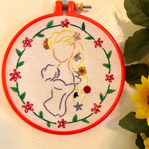 Rapunzel Embroidery, Leaves Outline, Rapunzel Disney, Disney Embroidery, Hand Stitch, Simple Embroidery, Hand Embroidery Patterns, Floral Border, Embroidery Inspiration