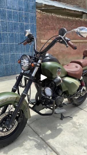 "¡Descubre la verdadera esencia del estilo con esta impresionante motocicleta custom! 🏍💨 Desde su timón personalizado hasta su defensa robusta, cada detalle ha sido cuidadosamente seleccionado para ofrecerte una experiencia única. Equipada con accesorios retro en tipo LED, asientos de cuero marrón y una pintura personalizada en un elegante color verde mate, esta belleza es una verdadera obra maestra sobre ruedas.                        ¡No te pierdas la oportunidad de vivir la aventura en grande comunicate con Metal Custom y recibe asesoría gratis ya sea para complementar el estilo de tu maquina o construir la moto de tus sueños !" | Metal Custom | AC/DC · Realize Ac Dc