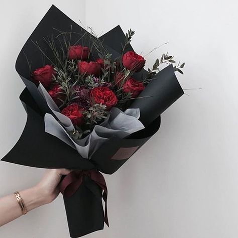 Via @trendsandco ©laflorflower So beautiful! Black Bouquet, Prettiest Bouquet, Unique Bouquet, Boquette Flowers, Flower Bucket, Flowers Bouquet Gift, Bouquet Wrap, Flower Packaging, Beautiful Bouquet Of Flowers