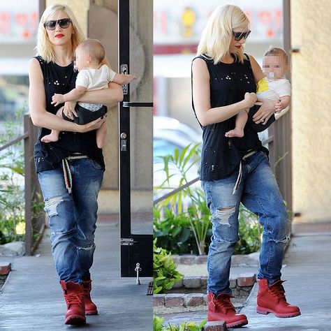 Gwen Stefani wearing Timberland boots with ripped boyfriend jeans Outfits To Wear With Timberlands, Timberland Women Boots, How To Wear Timberlands, Timberland Outfits Women, Timberland Boots Girls, Timberland Outfit, Women Boots Outfit, Timberland Boots Outfit Mens, 60 Outfits