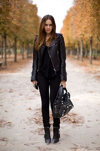 all black everything - black shirt, skinny black pants, black ankle boots, black leather jacket, and black bag. Leather Jacket Outfits, Bohol, Mode Casual, Rocker Chic, Looks Black, All Black Outfit, Looks Chic, 가을 패션, Fall Fashion Outfits