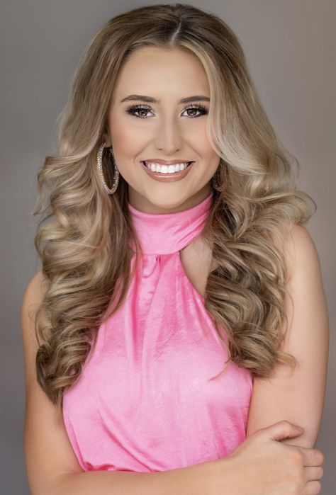 Pageant Headshots Poses, Pageant Photoshoot Ideas, Beauty Pageant Hair, Headshot Pictures, Pageant Photoshoot, Pageant Pictures, Pageant Dresses For Teens, Teen Pageant, Pageant Headshots